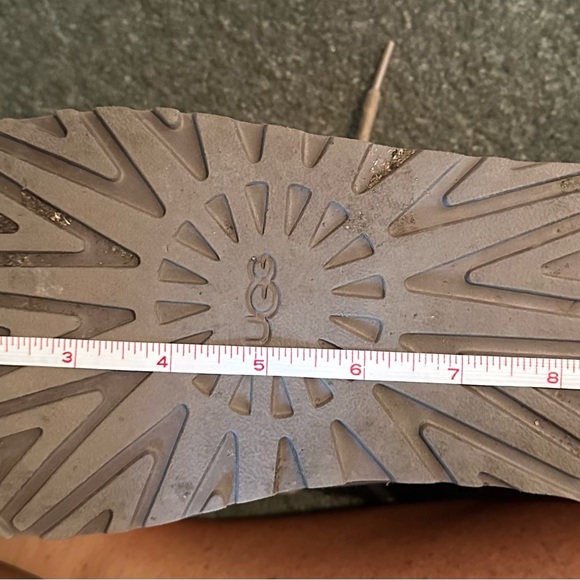 UGGS - Picture 2 of 16